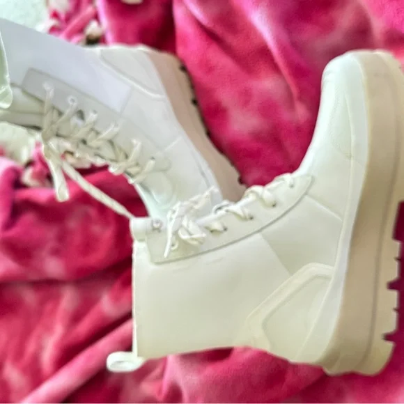 UGG Off White Lace-Up Women's Boots - Picture 3 of 16